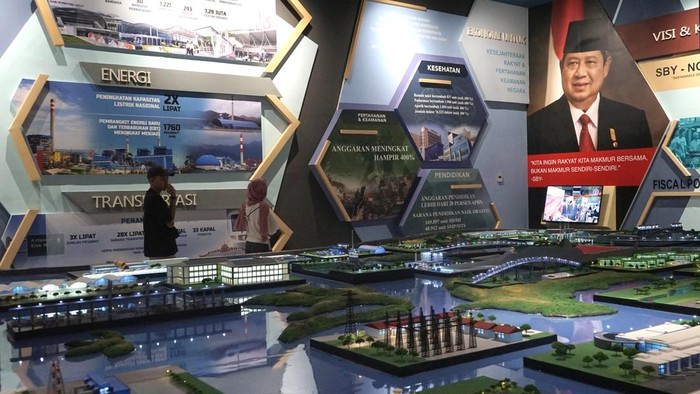 Mengintip Museum dan Galeri SBY-Ani di Pacitan Pengunjung menikmati semarak tampilan grafis, foto hingga diorama yang mengisahkan perjalanan hidup dan karir militer Presiden ke-6 RI Susilo Bambang Yudhoyono di Museum dan Galeri SBY*ANI di Pacitan, Jawa Timur, Sabtu (17/2/2024). Museum dan Galeri SBY*ANI merupakan museum kepresidenan pertama di Asia, diresmikan pada 17 Agustus 2023. ANTARA FOTO/Destyan Sujarwoko/Spt.