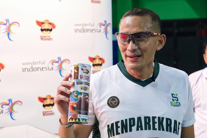 Menparekraf Sandiaga Uno dalam peresmial kemasan baru Mister Potato yang menampilkan seni budaya Indonesia