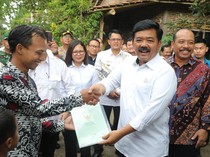 Menteri ATR Bagikan Sertifikat Konsolidasi Tanah di Moyudan Sleman