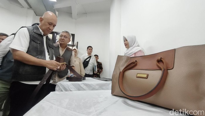 Menteri Koperasi dan UKM RI, Teten Masduki meresmikan rumah bikinan bareng  produk kerajinan kulit di Garut.