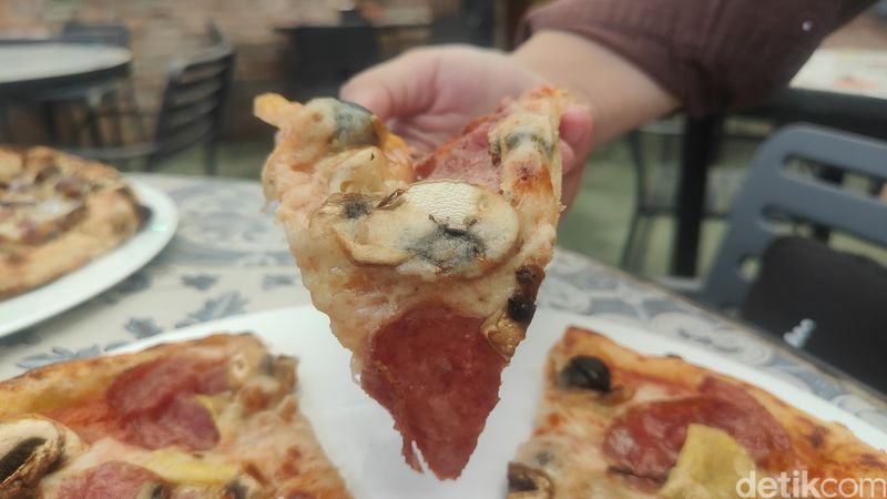 Nikmatnya Pizza Otentik Italia dengan Topping Zaitun Hitam dan Truffle