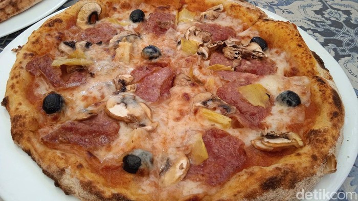 Nikmatnya Pizza Otentik Italia dengan Topping Zaitun Hitam dan Truffle