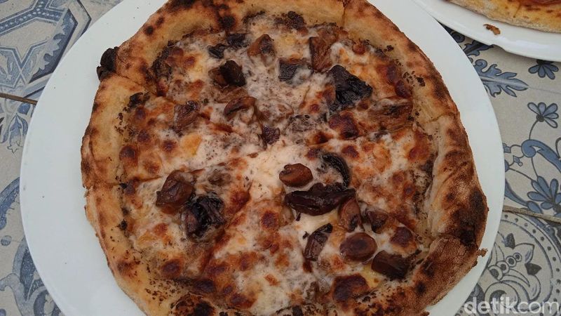 Nikmatnya Pizza Otentik Italia dengan Topping Zaitun Hitam dan Truffle