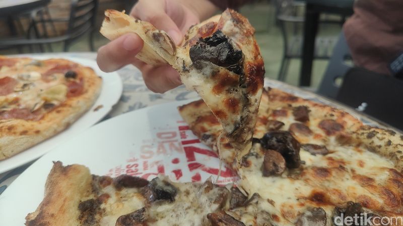 Nikmatnya Pizza Otentik Italia dengan Topping Zaitun Hitam dan Truffle