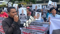 Massa meminta Menteri Dalam Negeri (Mendagri) Tito Karnavian diminta tak melantik Syarif Kamaruzaman sebagai Penjabat (Pj) Bupati Kubu Raya, Kalimantan Barat.
