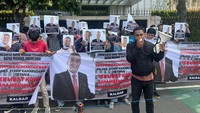 Koordinator Corong Rakyat, Muhammad Reynal mengatakan Syarif diduga terlibat kasus dugaan korupsi. Kita tahu besok (Senin, 19 Februari 2024) akan dilantik sebagai Pj Bupati Kubu Raya karena sebelumnya ada dugaan korupsi yang melibatkan dia, imbuhnya.