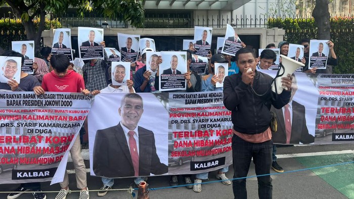Momen Massa Corong Rakyat Demo Kemendagri Massa dari Corong Rakyat gelar demo di Kemendagri, Jumat (16/2/2024). Mereka memprotes rencana pelantikan Pj Bupati Kubu Raya, Kalbar.