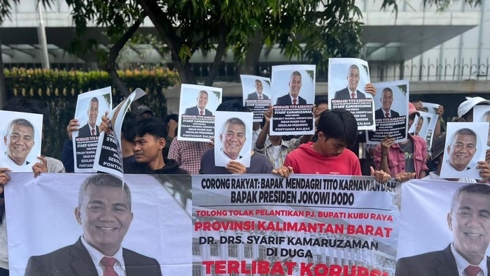 Momen Massa Corong Rakyat Demo Kemendagri Massa dari Corong Rakyat gelar demo di Kemendagri, Jumat (16/2/2024). Mereka memprotes rencana pelantikan Pj Bupati Kubu Raya, Kalbar.
