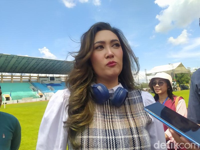 Nafa Urbach diambil usai menyanyi di acara Natal Bersama Umat Kristen-Katolik-TNI/Polri se-Kota Magelang di Stadion Moch Soebroto, Sabtu (13/1/2024).