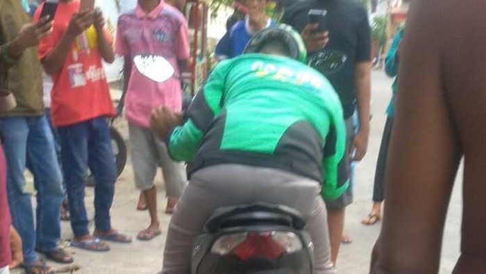Ojol meninggal di atas motor di Sidoarjo.