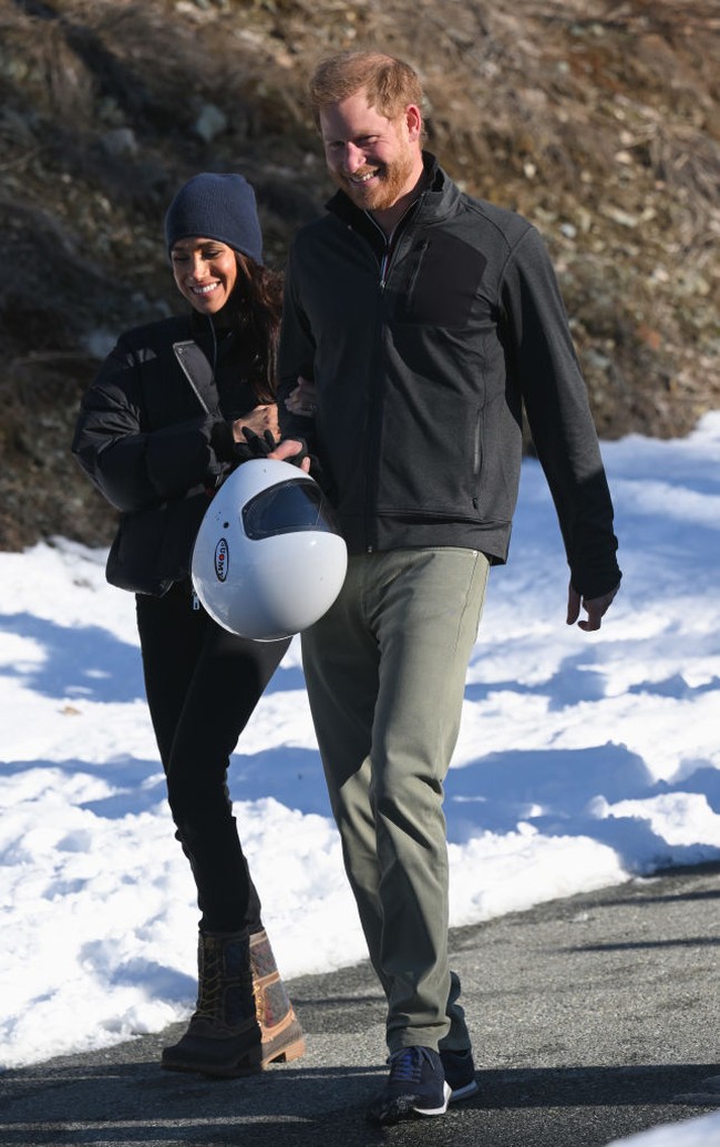 Inilah kemesraan Pangeran Harry dan Meghan Markle di Kanada. Keduanya menghadiri Invictus Games One Year To Go Winter Training Camp yang digelar di Whistler, British Columbia, Kanada pada 15 Februari 2024. Foto: Getty Images/Karwai Tang