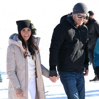 Pangeran Harry dan Meghan Markle mengenakan pakaian musim dingin yang tebal saat berada di tempat dengan suhu di bawah titik beku. Sambil bergandengan tangan mereka berjalan untuk berbicara dengan para atlet ski.Foto: Getty Images/Karwai Tang