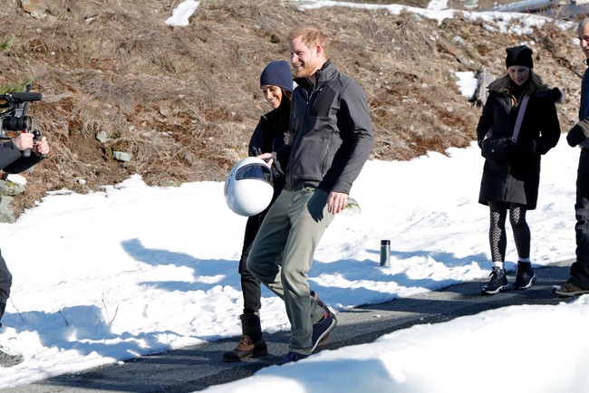 Merespon kritikan media Inggris, juru bicara Pangeran Harry dan Meghan Markle mengatakan pada The Mirror kalau pasangan yang sudah dikaruniai dua anak itu tak akan berpisah meskipun berkali-kali digosipkan akan cerai. Foto: Getty Images/Andrew Chin