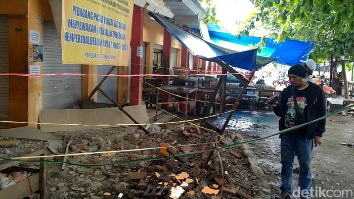 Kondisi atap di Blok F Pasar Kedungwuni, Pekalongan, yang tiba-tiba roboh pada Sabtu siang (17/2/2024).