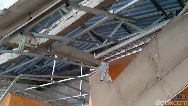 Kondisi atap di Blok F Pasar Kedungwuni, Pekalongan, yang tiba-tiba roboh pada Sabtu siang (17/2/2024).