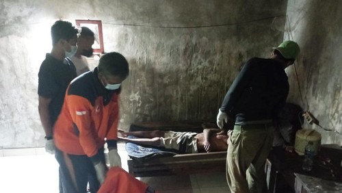 Evakuasi jenazah di kamar mes, di Desa Bedulu, Blahbatuh, Gianyar, Jumat (16/2/2024). (Dok. Polsek Blahbatuh).