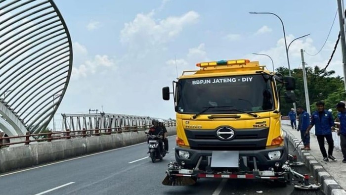 Pembersihan ruas jalan Kudus-Demak yang sempat terendam banjir