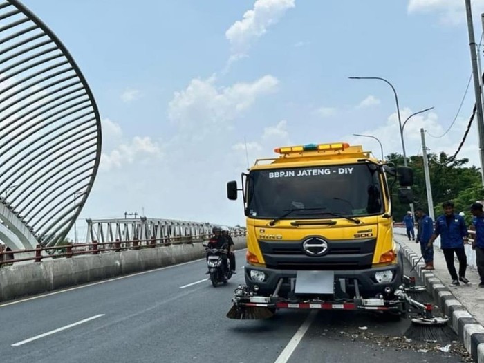 Pembersihan ruas jalan Kudus-Demak yang sempat terendam banjir