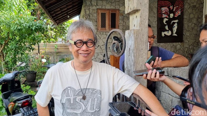 Budayawan Butet Kartaredjasa saat memberikan keterangan di kediamannya di Kasihan, Bantul, Sabtu (17/2/2024)