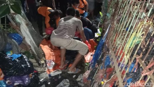 Korban Juwanda (64) yang dievakuasi sesuai ditemukan meninggal dunia di depan halaman rumah Kelurahan Pane, Kecamatan Rasanae Barat, Kota Bima, NTB, Jumat (16/2/2024). (Dok. Rafiin/detikBali)