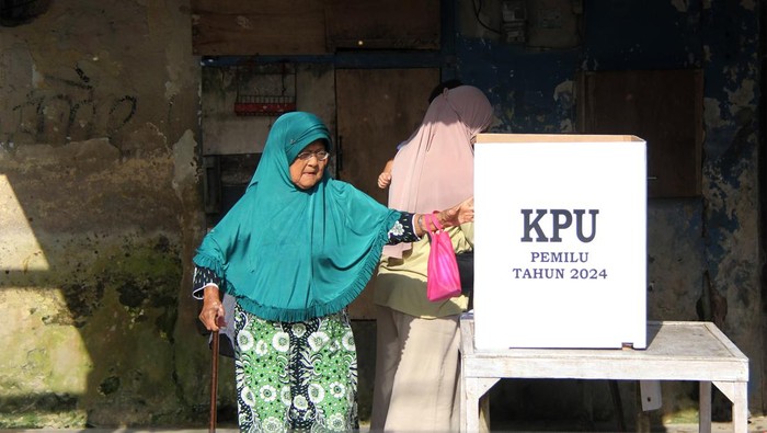 Pemungutan suara ulang di Dumai Sejumlah warga mendaftarkan diri saat mengikuti Pemungutan Suara Ulang (PSU) di TPS 09 Kecamatan Dumai Kota, Dumai, Riau, Sabtu (17/2/2024). Sebanyak tujuh Tempat Pemungutan Suara (TPS) di lima kecamatan daerah tersebut melaksanakan PSU Pilpres Pemilu 2024 secara serentak. ANTARA FOTO/Aswaddy Hamid/nz