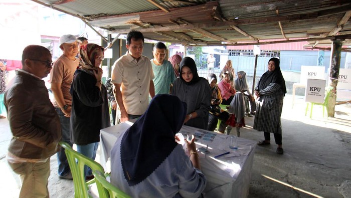 Pemungutan suara ulang di Dumai Sejumlah warga mendaftarkan diri saat mengikuti Pemungutan Suara Ulang (PSU) di TPS 09 Kecamatan Dumai Kota, Dumai, Riau, Sabtu (17/2/2024). Sebanyak tujuh Tempat Pemungutan Suara (TPS) di lima kecamatan daerah tersebut melaksanakan PSU Pilpres Pemilu 2024 secara serentak. ANTARA FOTO/Aswaddy Hamid/nz