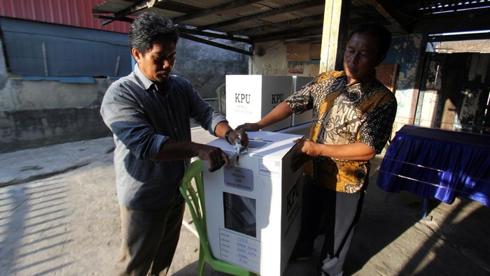 Pemungutan suara ulang di Dumai Sejumlah warga mendaftarkan diri saat mengikuti Pemungutan Suara Ulang (PSU) di TPS 09 Kecamatan Dumai Kota, Dumai, Riau, Sabtu (17/2/2024). Sebanyak tujuh Tempat Pemungutan Suara (TPS) di lima kecamatan daerah tersebut melaksanakan PSU Pilpres Pemilu 2024 secara serentak. ANTARA FOTO/Aswaddy Hamid/nz