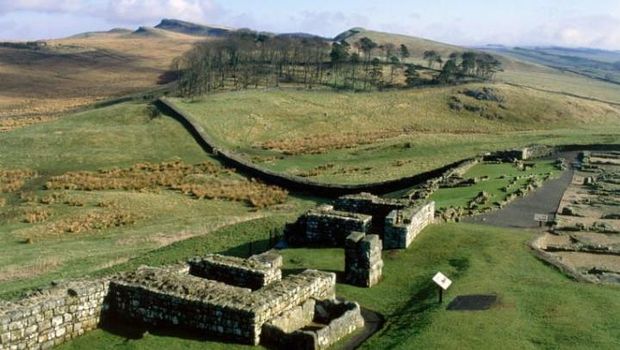 Penampakan Tembok Hadrian, tembok pertahanan di zaman Kekaisaran Romawi