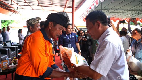 Penyaluran cadangan pangan murah (CPP) Kabupaten Buleleng Tahun 2024 di Kantor Pos Singaraja, Sabtu (17/2/2024). (Foto: Made Wijaya Kusuma/detikBali)