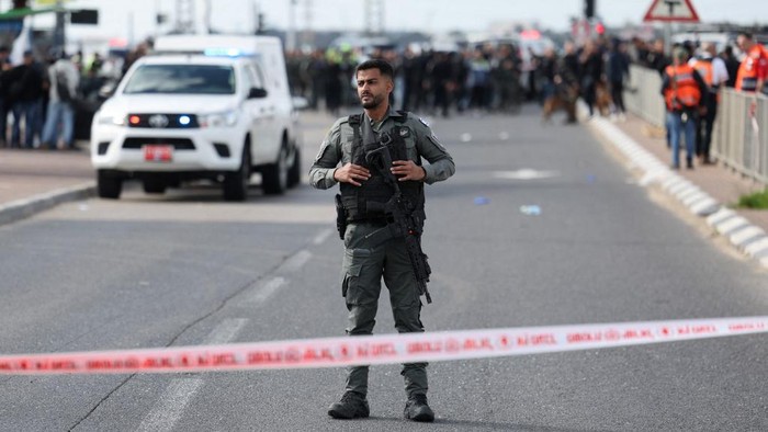 EDITORS NOTE: Graphic content / Israeli security forces secure the scene of a shooting attack in the southern town of Kiryat Malakhi on February 16, 2024. A gunman opened fire at a crowded bus stop in southern Israel on February 16, wounding six people, in what Israeli police said was a 