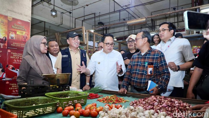 PJ Gubernur Jatim Adhy Karyono melakukan sidak di Pasar Larangan.