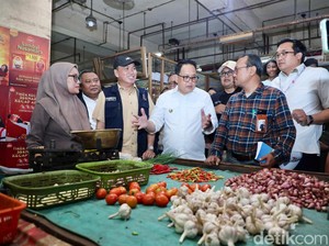 Sidak Pasar Larangan Sidoarjo, PJ Gubernur Jatim Pastikan Stok Pangan Aman