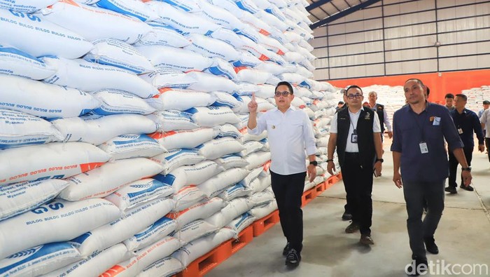 PJ Gubernur Jatim meninjau stok beras di Gudang Bulog Buduran, Sidoarjo.