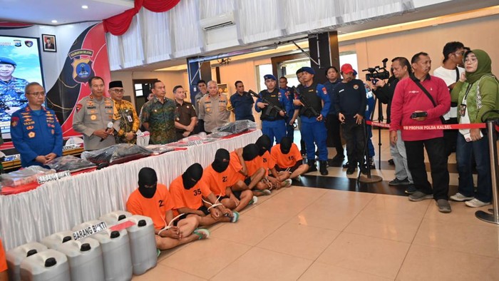 Polda Kalsel saat merilis kasus pembajakan kapal di perairan Tanah Laut.