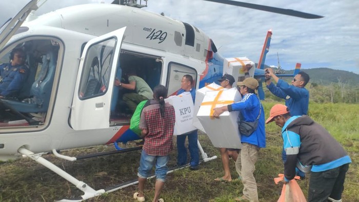 Polda Sulteng terjunkan helikopter jemput logistik Pemilu 2024.