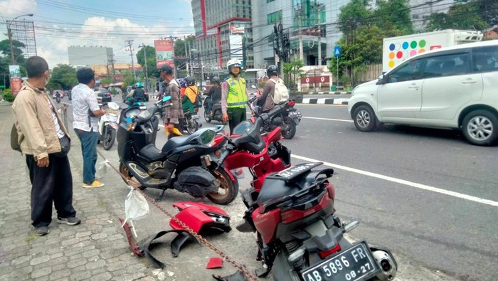 Polisi saat meninjau kecelakaan motor vs mobil di Jalan Adisucipto Depok, Sleman,Sabtu (17/2/2024)