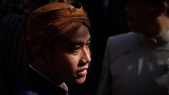 Wali Kota Solo Gibran Rakabuming Raka (kiri) berjalan bersama Kanjeng Gusti Pangeran Adipati Arya (KGPPA) Mangkunegara X Bhre Cakrahutomo Wira Sudjiwo (kanan) seusai mengikuti upacara peringatan HUT ke-279 Kota Solo di Taman Balekambang Solo, Jawa Tengah, Sabtu (17/2/2024). Peringatan HUT ke-279 Kota Solo yang digelar dengan bahasa Jawa Krama Inggil tersebut mengusung tema Rangkai Harmoni Tumbuh Bersinergi. ANTARA FOTO/Maulana Surya/nz.