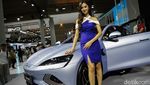 Yang Manis dan Elegan, Perempuan Penjaga Booth IIMS 2024