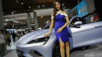 Para usher berjaga di beberapa etalase booth Agen Pemegang Merek (APM) IIMS 2024 di JIExpo Kemayoran, Jakarta Pusat, Sabtu (17/2/2024).