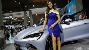 Yang Manis dan Elegan, Perempuan Penjaga Booth IIMS 2024