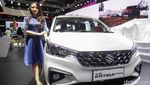 Yang Manis dan Elegan, Perempuan Penjaga Booth IIMS 2024