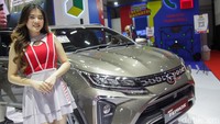 Mereka juga siap berpose di kendaraan yang dipamerkan.