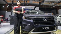 Bagi orang yang awam, mungkin menganggap mereka sebagai Sales Promotion Girl (SPG).