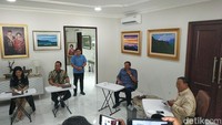 Keduanya tampak berbincang hangat dan berbagi nostalgia di depan wartawan.