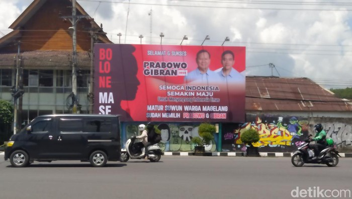 Relawan Bolone Mase memang baliho ukuran besar ucapan terima kasih atas kemenangan Prabowo-Gibran di Magelang, Sabtu (17/2/2024).