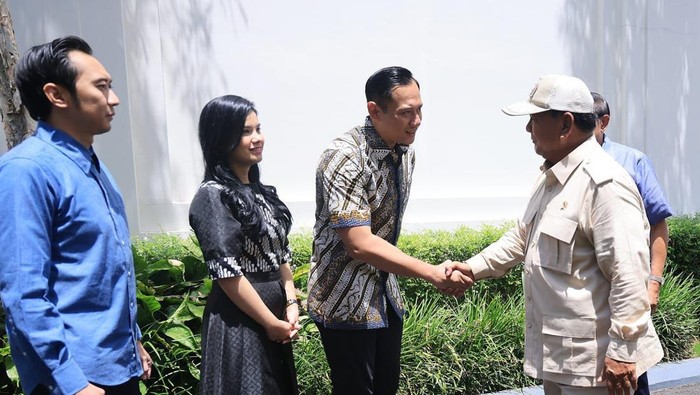 Prabowo Subianto mengunjungi Ketua Majelis Tinggi Partai Demokrat SBY di Pacitan (dok.ist)