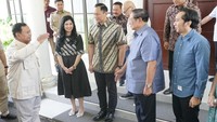Capres nomor urut 2 Prabowo Subianto (kanan) disambut mantan Presiden Susilo Bambang Yudhoyono (kiri) dan Ketua Umum Partai Demokrat Agus Harimurti Yudhoyono (kedua kiri) setibanya di Museum dan Galeri SBY-ANI di Pacitan, Jawa Timur, Sabtu (17/2/2024).