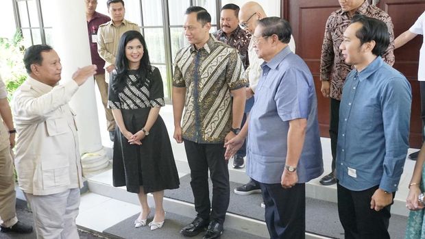 Capres nomor urut 2 Prabowo Subianto (kanan) bertemu dan berdiskusi dengan mantan Presiden Susilo Bambang Yudhoyono (kedua kanan) didampingi Ketua Umum Partai Demokrat Agus Harimurti Yudhoyono (tengah) dan Wakil Ketua DPP Partai Demokrat Edhie Baskoro Yudhoyono (kanan) saat berkunjung ke Museum dan Galeri SBY-ANI di Pacitan, Jawa Timur, Sabtu (17/2/2024). Selain menyampaikan rasa terima kasih dan rasa hormat atas totalitas SBY dalam ikhtiar peenangannya di Pemilu 2024, kesempatan pertemuan itu dimanfaatkan Prabowo untuk berdiskusi tentang membangun koalisi pemerintahan yang kuat di bawah kepemimpinan Prabowo-Gibran. ANTARA FOTO/Destyan Sujarwoko/Spt