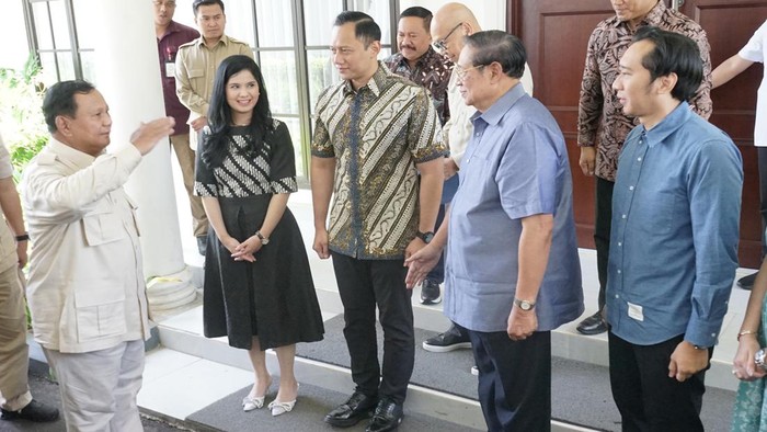 Prabowo temui SBY di Pacitan Capres nomor urut 2 Prabowo Subianto (kanan) bertemu dan berdiskusi dengan mantan Presiden Susilo Bambang Yudhoyono (kedua kanan) didampingi Ketua Umum Partai Demokrat Agus Harimurti Yudhoyono (tengah) dan Wakil Ketua DPP Partai Demokrat Edhie Baskoro Yudhoyono (kanan) saat berkunjung ke Museum dan Galeri SBY-ANI di Pacitan, Jawa Timur, Sabtu (17/2/2024). Selain menyampaikan rasa terima kasih dan rasa hormat atas totalitas SBY dalam ikhtiar peenangannya di Pemilu 2024, kesempatan pertemuan itu dimanfaatkan Prabowo untuk berdiskusi tentang membangun koalisi pemerintahan yang kuat di bawah kepemimpinan Prabowo-Gibran. ANTARA FOTO/Destyan Sujarwoko/Spt
