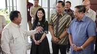 Prabowo dan SBY saling memberi hormat. Keduanya pun tampak berbincang hangat dan berbagi nostalgia terhadap dua sahabat yang sama-sama berjuang membangun bangsa, memajukan negeri.